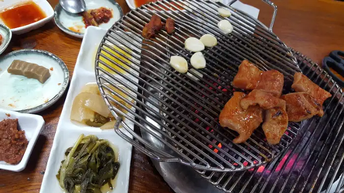 불판 위에서 지글지글 익어가는 두루치기