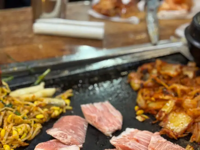 돌판 위에서 구워지는 삼겹살과 김치