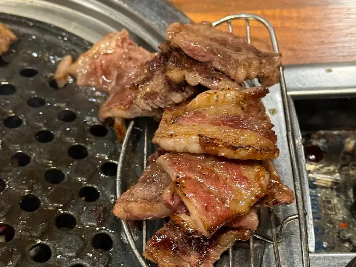 잘 구워진 소고기 스테이크처럼 보이는 부위