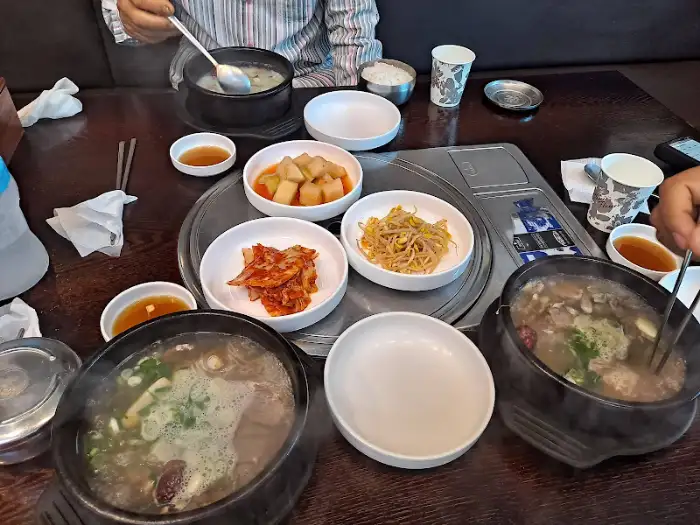 테이블에 차려진 정갈한 기본 찬들