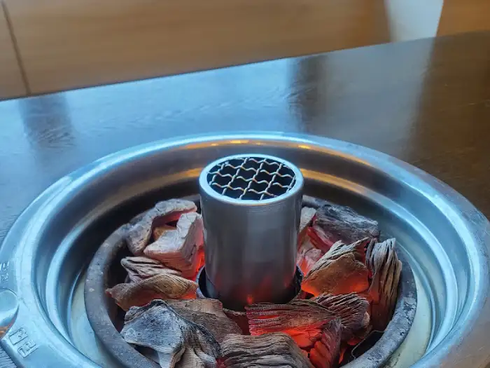 활활 타오르는 숯불