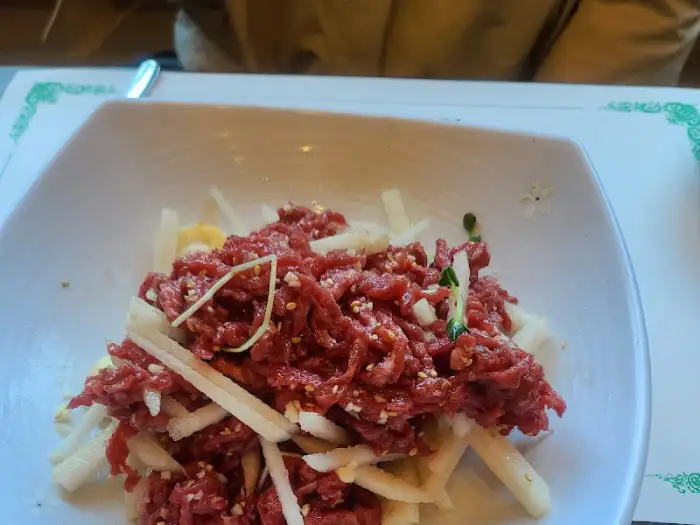 불판 위에서 맛있게 구워지는 고기