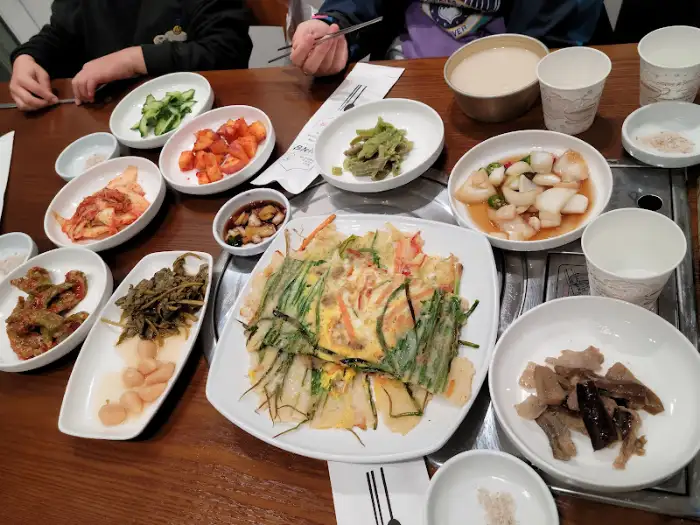 다양한 찬과 함께 차려진 식사 상