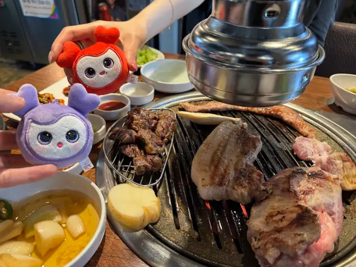 트와이스 멤버들을 연상시키는 귀여운 인형들과 함께한 식사
