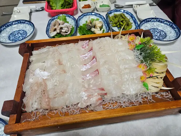 테이블에 차려진 신선한 모둠회