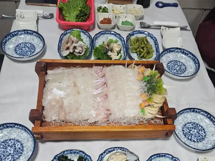 풍성하게 차려진 테이블 셋팅