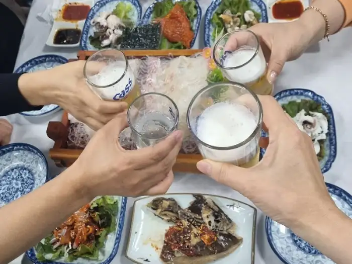 건배하는 사람들