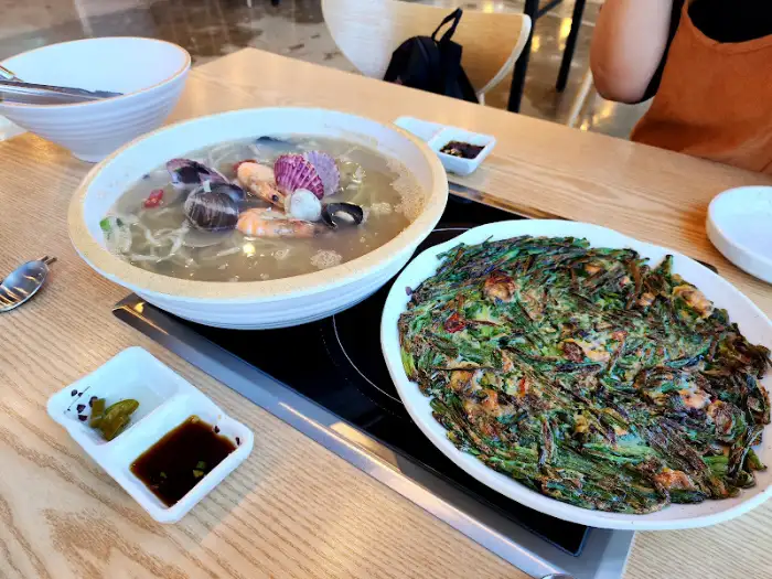 조개전골과 해물파전, 칼국수 한 상 차림