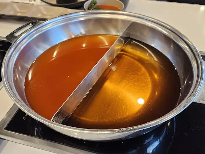 반으로 나뉜 샤브샤브 육수 냄비