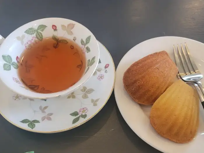 홍차와 마들렌이 놓인 테이블 세팅