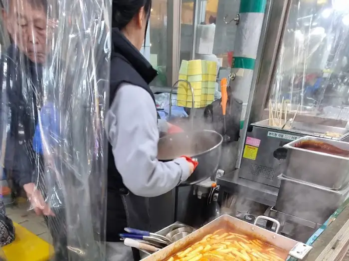 주방에서 떡볶이를 조리하는 모습