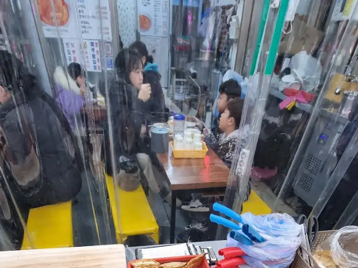 매장 안에서 식사하는 손님들
