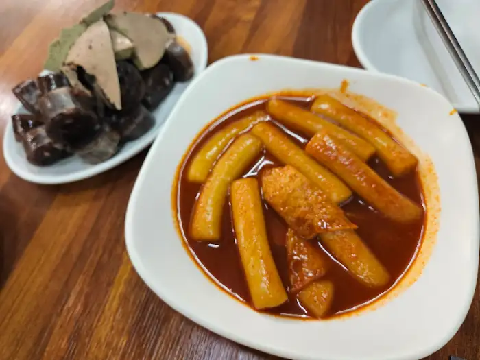 테이블에 놓인 떡볶이와 순대