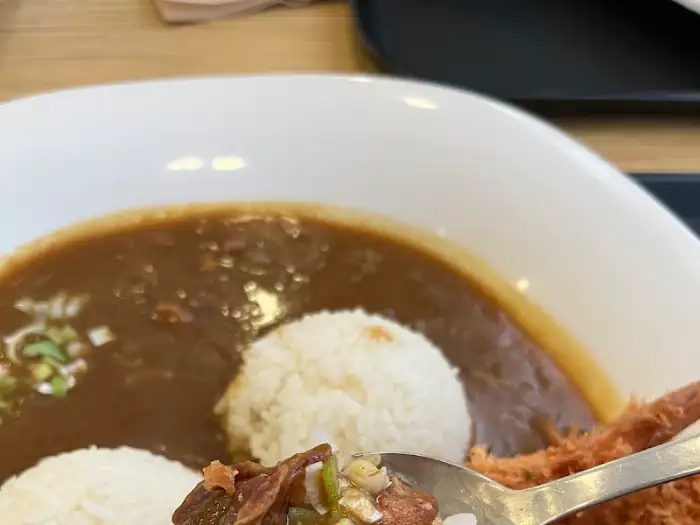 밥과 함께 담긴 커리 소스와 토핑