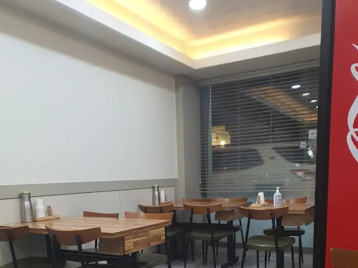 가게 내부 테이블 모습