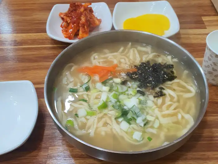 들깨칼국수와 김치, 단무지