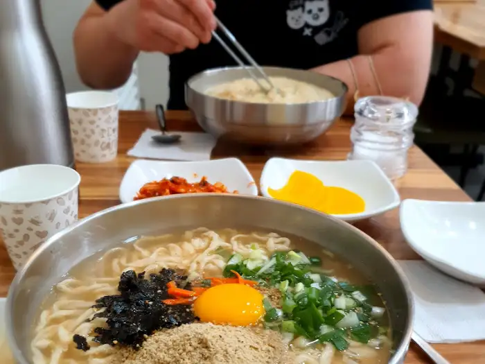 들깨칼국수 면발 클로즈업