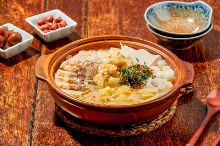 푸짐한 재료가 듬뿍 들어간 찌개 요리