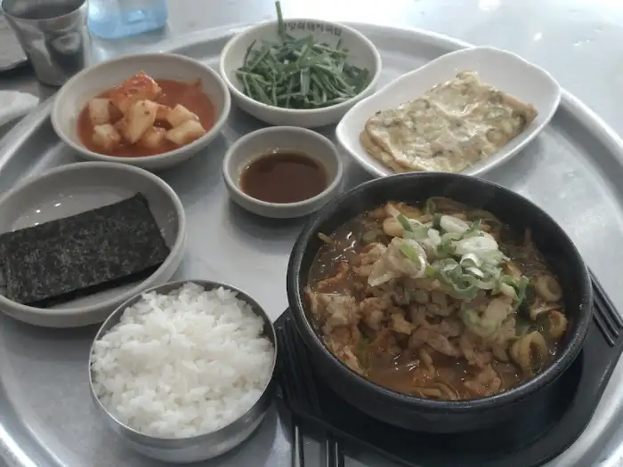 테이블에 차려진 음식 전체 샷