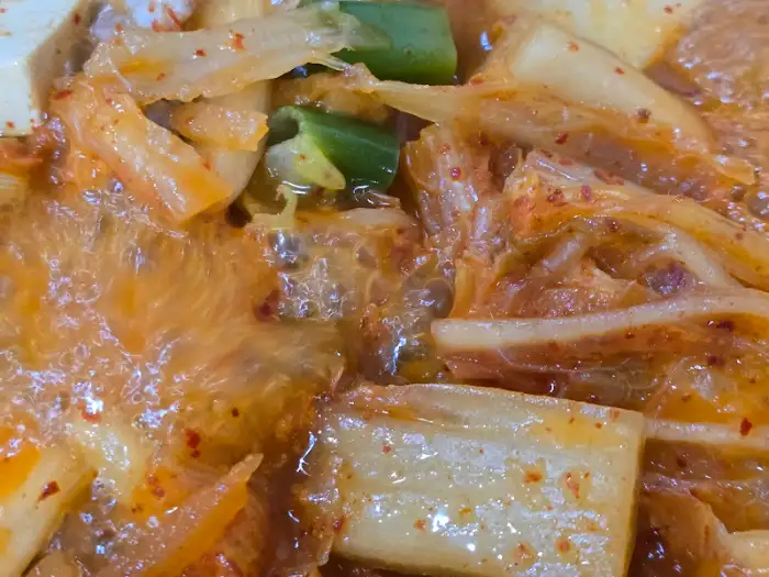 김치찌개 안의 잘 익은 김치 모습
