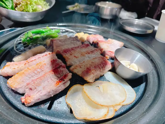 불판 위에서 익어가는 고기