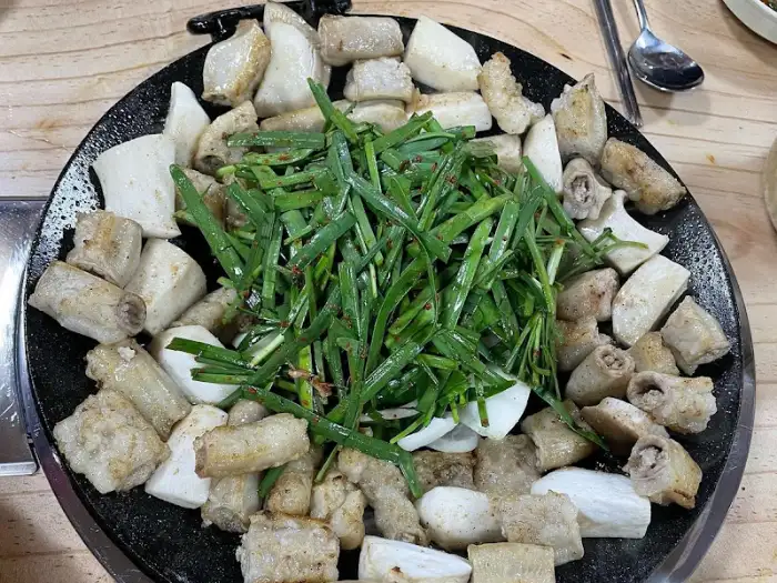 철판 위에서 익어가는 곱창과 부추