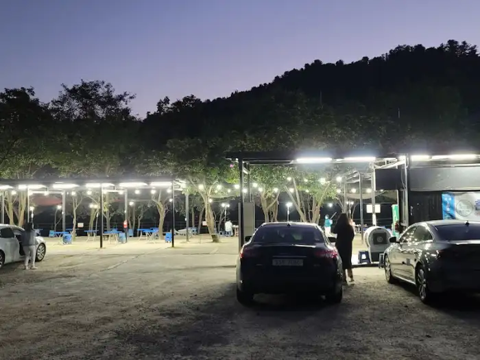저녁에 조명이 켜진 야외 공간