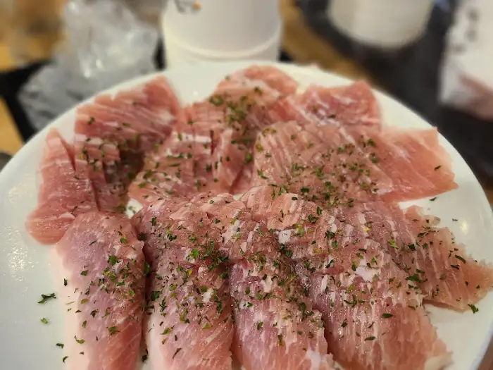 양념이 된 삼겹살 조각들