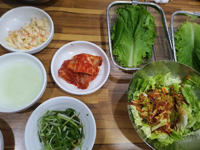 신선한 쌈 채소와 다양한 곁들임 반찬