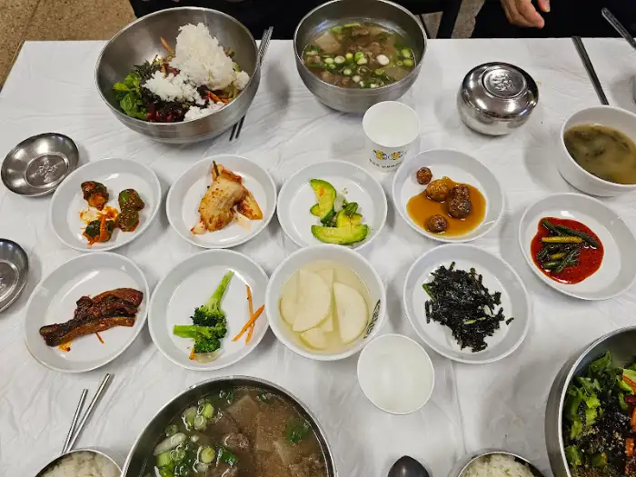여러 가지 반찬과 국