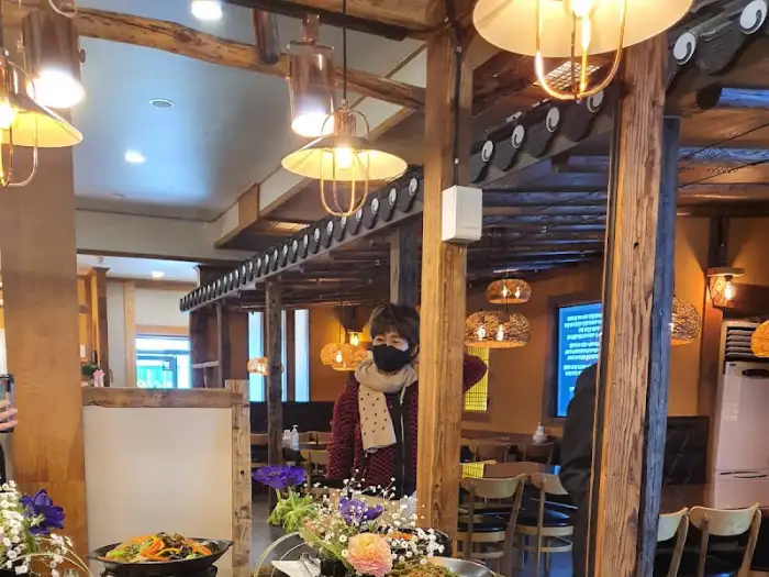 식당 내부의 나무 인테리어와 조명