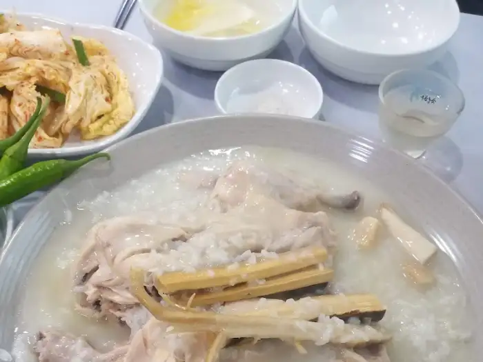 닭백숙 속의 부드러운 닭고기와 닭의 흔적