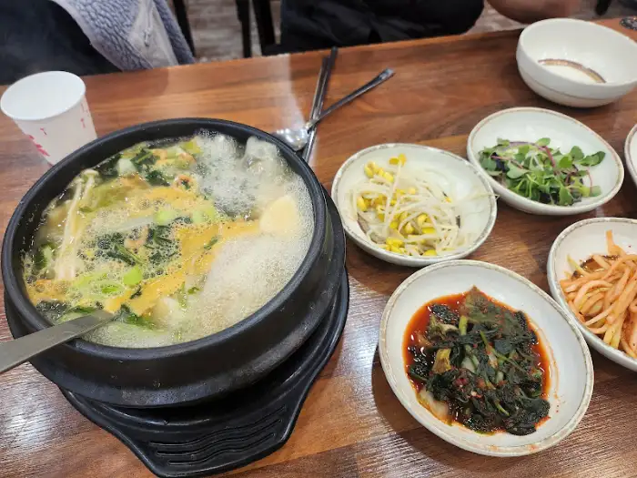 김이 모락모락 나는 털레기 뚝배기