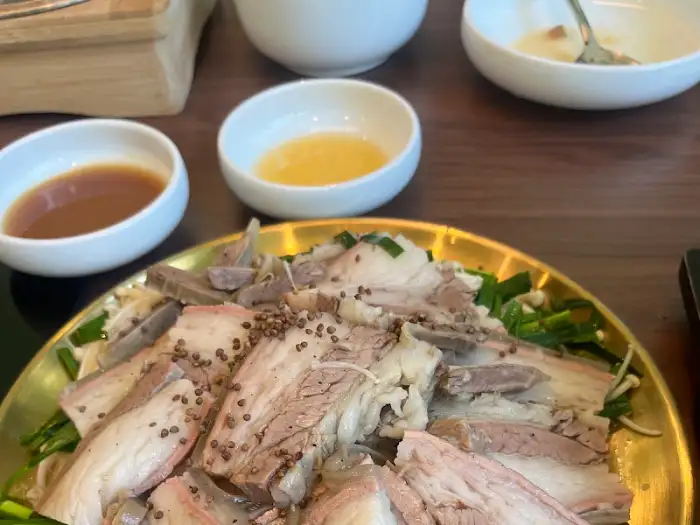 흑염소 수육 접시