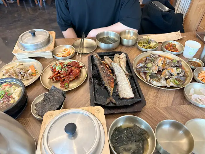 고반식당 거제고현점 테이블 위 다양한 요리