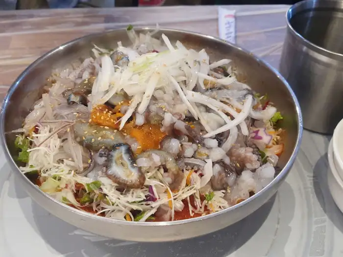 다양한 해산물 샐러드