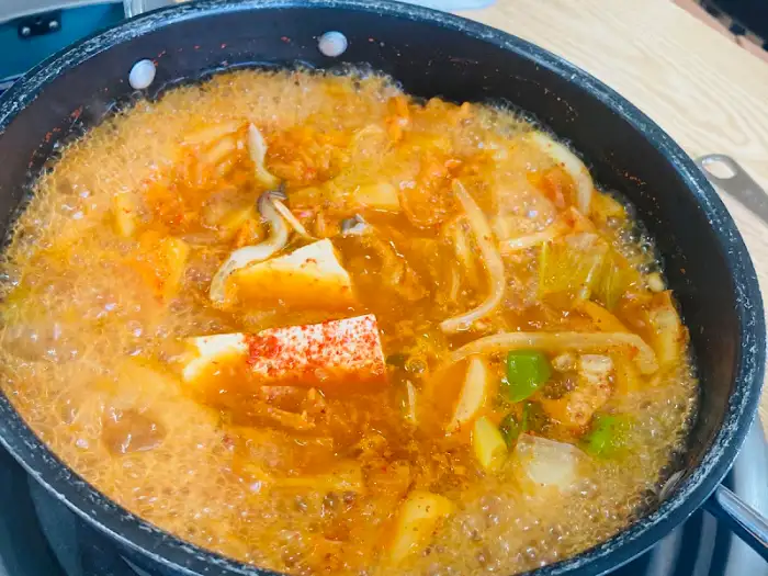 끓고 있는 김치찌개 모습