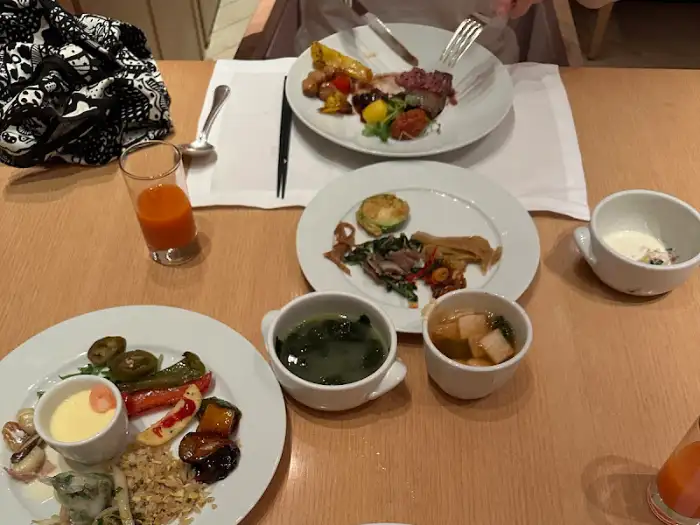 다양한 퓨전 요리와 중식 메뉴