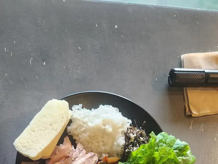 뷔페에서 담아온 음식 플레이팅