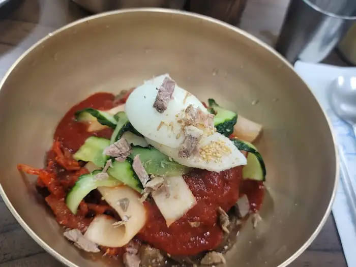 매콤한 비빔냉면
