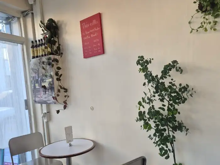 테이블에 놓인 메뉴판과 레몬