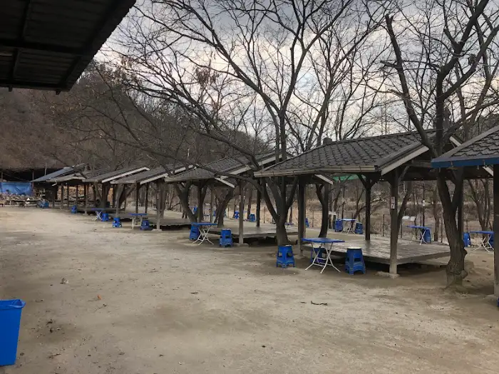 야외 개별 테이블 공간