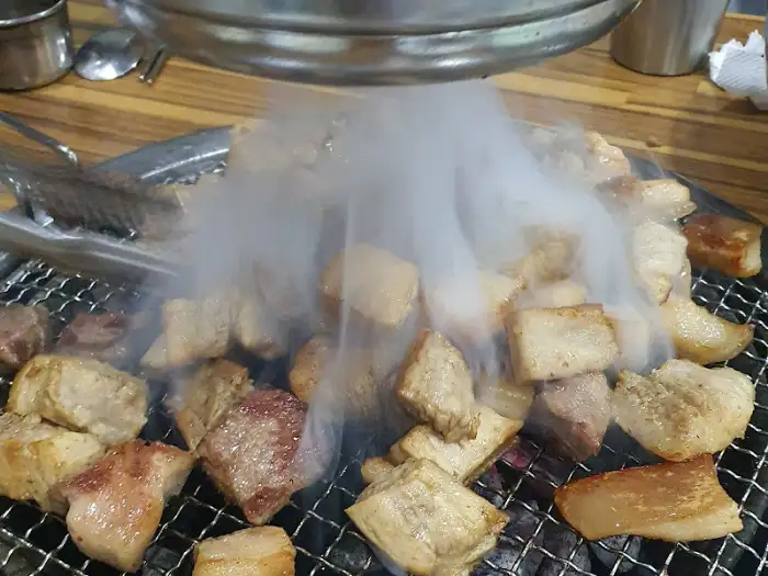 숯불 위에서 지글지글 익어가는 흑돼지
