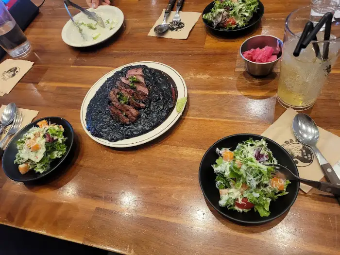 테이블에 차려진 다양한 메뉴