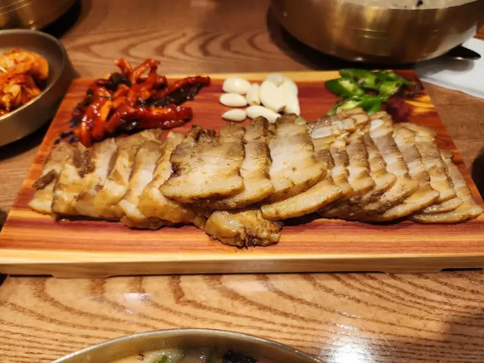 푸짐하게 차려진 수육 한 접시