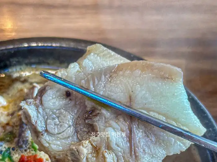 젓가락으로 집어 올린 부드러운 고기 조각