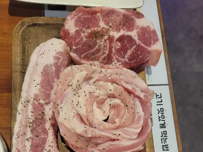다양한 부위의 돼지고기