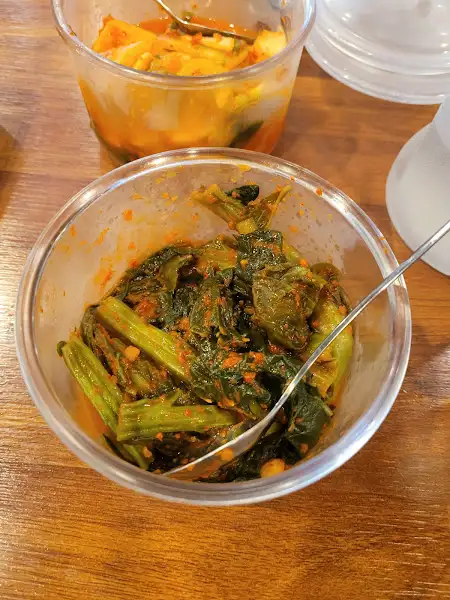 맛깔스러워 보이는 겉절이와 김치