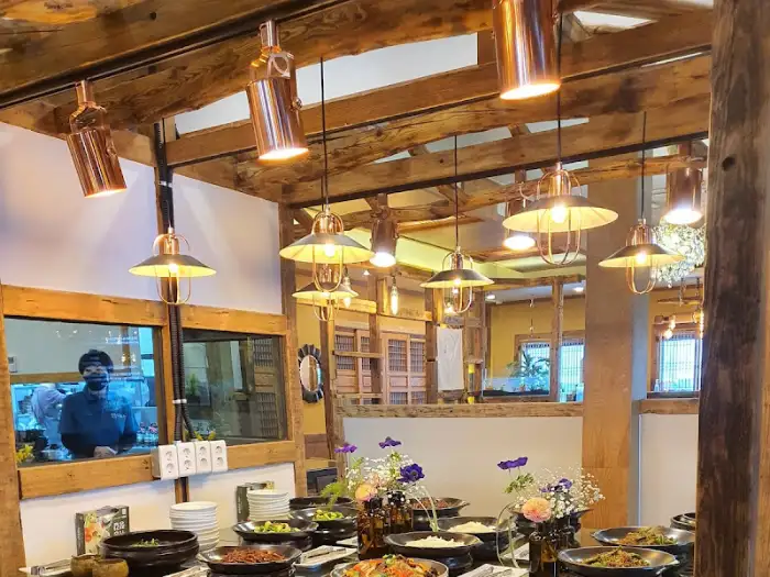 식당 내부의 다른 좌석 공간