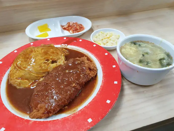 돈까스와 오므라이스가 함께 담긴 접시